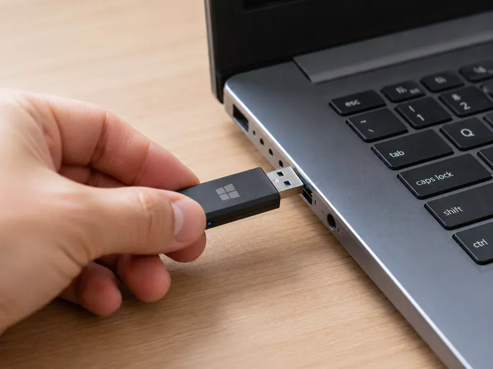 Подключение загрузочной USB флешки Windows к компьютеру