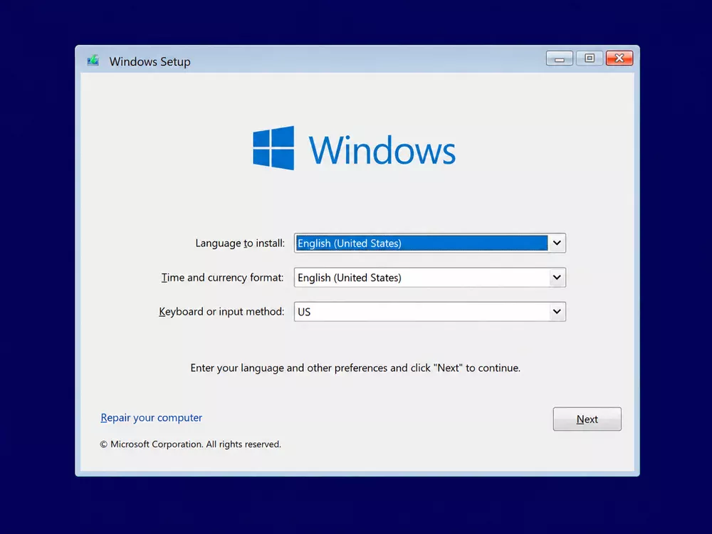 Первый экран установщика Windows после запуска с флешки